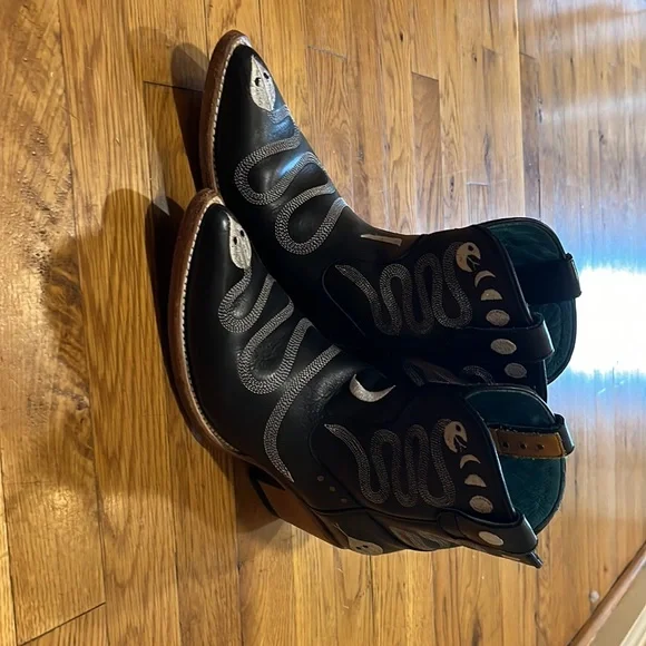 PS Kaufman cowboy boots. Handmade with snake and moonphases embroidered in them. - Picture 4 of 4